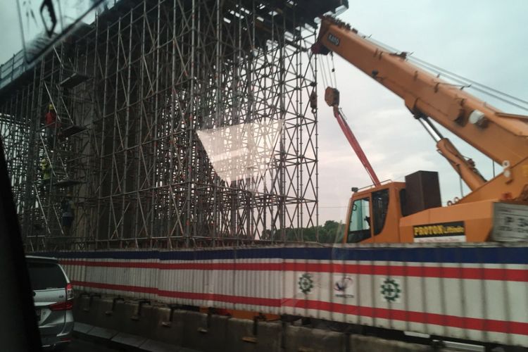 Kondisi proyek Tol Jakarta-Cikampek II (Elevated) yang berada di ruas Tol Jakarta-Cikampek, Jumat (25/5/2018).