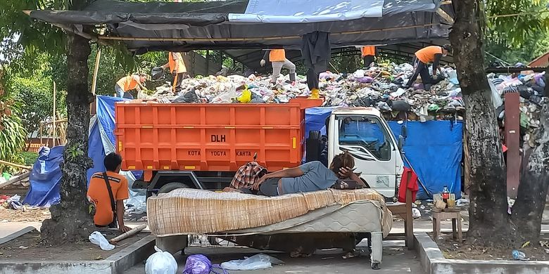 Tumpukan sampah di depo sampah Mandal Krida, Sabtu (22/6/2024)