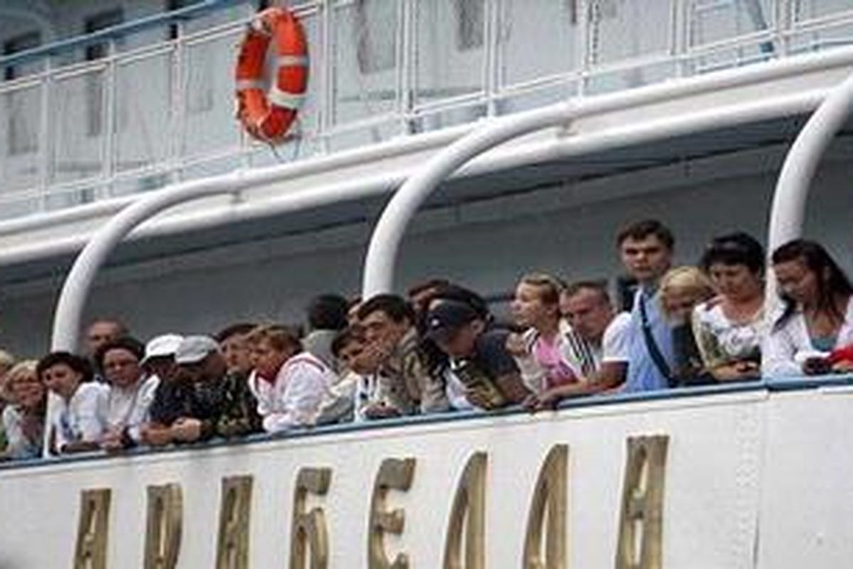 Para penumpang kapal pesiar "Bulgaria" yang selamat saat berada di "Arabella" kapal yang menyelamatkan mereka.