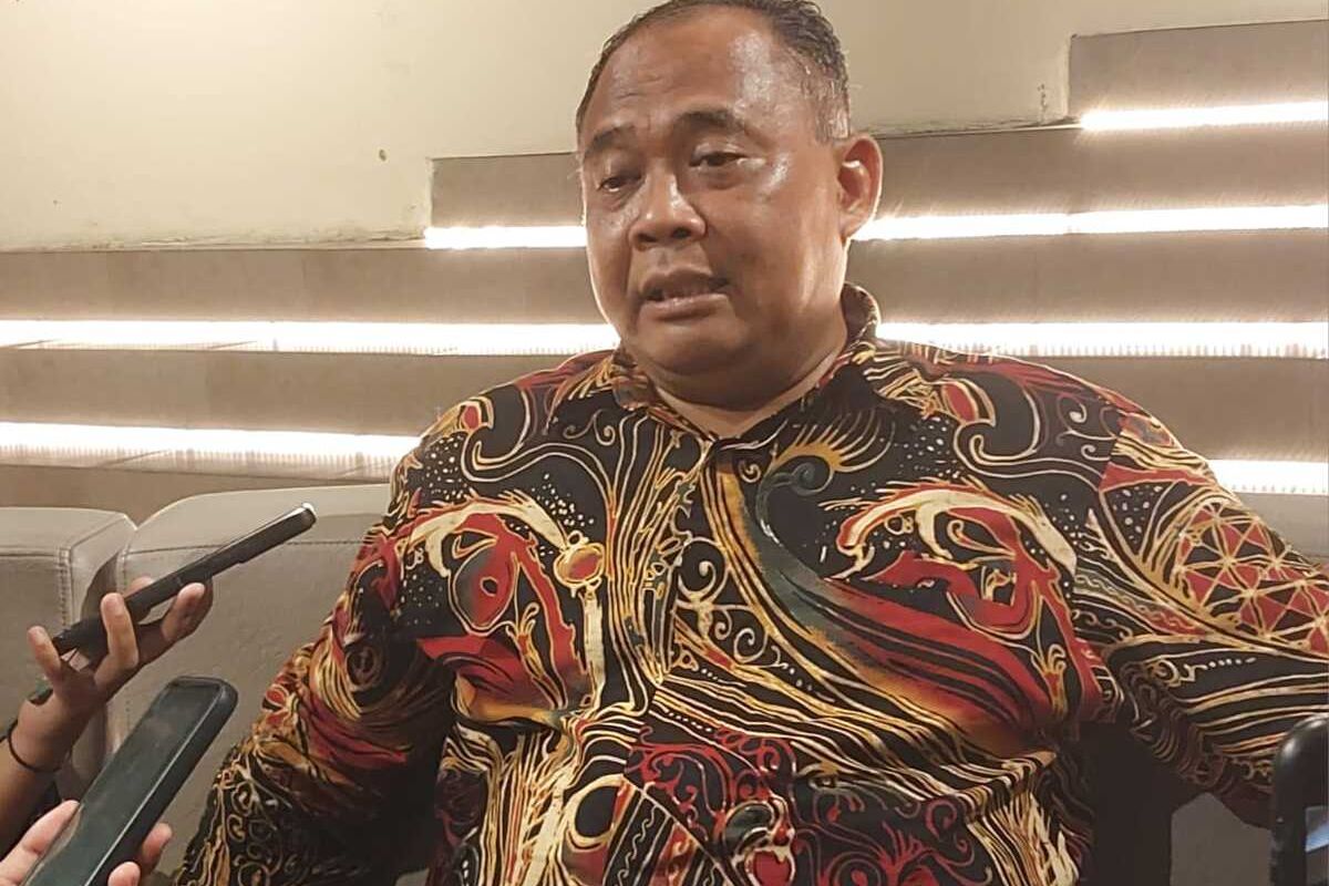 Bupati Sleman Harda Kiswaya saat menemui wartawan terkait dengan penetapan tersangka mantan Kepala Dinas Komunikasi dan Informatika berinisial ESP dalam kasus dugaan tindak pidana korupsi.