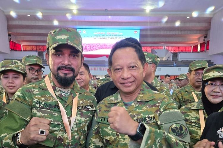 Mendagri RI M Tito Karnavian dan Bupati Aceh Timur Iskandar Usman Al-Farlaky usai pembukaan Retreat di Balairung Rudini Kampus IPDN Jatinangor, Sumedang, Jawa Barat, Senin (23/6/2025)