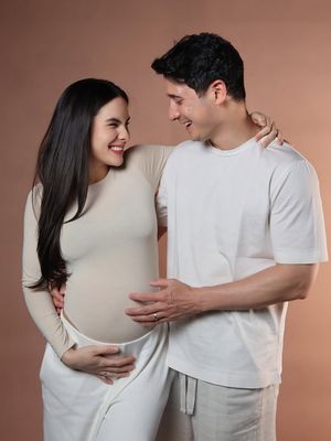 Steffi Zamora umumkan kehamilan pertama lewat Instagram. Ia tampil serasi dengan Nino Fernández dalam potret maternity bernuansa minimalis.