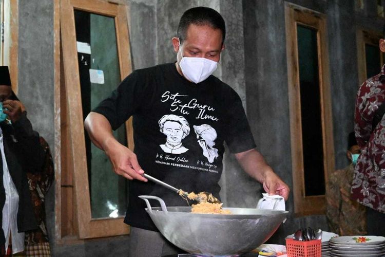 Bupati Kebumen Arif Sugiyanto memasak nasi goreng Dusun Jurang, Desa lumbu, Kecamatan Kutowinangun,Kebumen, Jawa Tengah, Jumat (8/10/2021) malam.