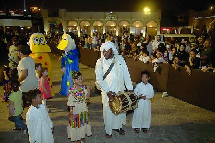 Perayaan Festival Garangao di Qatar. Pada festival ini anak-anak akan memakai pakaian tradisional dan berkeliling untuk meminta permen dan makanan ringan, mirip dengan tradisi Halloween di Amerika Serikat dan Eropa.