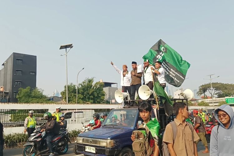 Massa Mahasiswa Mulai Padati DPR, Desak Evaluasi Harga Pertamax 