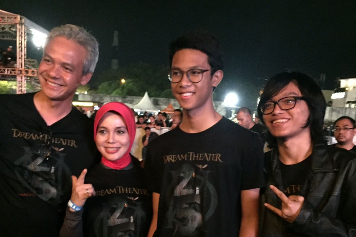 Gubernur Jawa Tengah Ganjar Pranowo bersama anggota keluarganya saat menyaksikan pertunjukan musik dari band Dream Theater di Stadion Kridosono, Yogykarta, Jumat (29/9/2017).