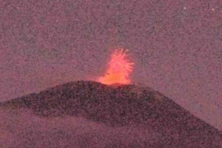 Foto: Gunung Api Ile Lewotolok di Kabupaten Lembata, Nusa Tenggara Timur (NTT) kembali meletus, Selasa (14/3/2023).