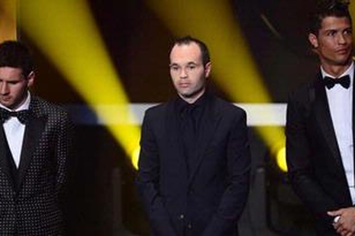 Tiga nomine FIFA Ballon dOr 2012. Dari kiri ke kanan: Lionel Messi Andres Iniesta, Cristiano Ronaldo.