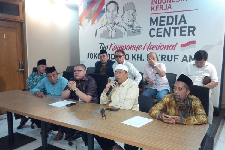 Belasan aktivis eks gerakan 212 mendeklarasikan dukungan kepada pasangan calon nomor urut 01, Joko Widodo dan Maruf Amin. Mereka membentuk kelompok relawan dengan nama Eks 212 kawal KH Maruf Amin.  Deklarasi dilakukan di posko pemenangan Jokowi-Maruf Amin, di Jalan Cemara, Menteng, Jakarta Pusat, Kamis (11/10/2018).