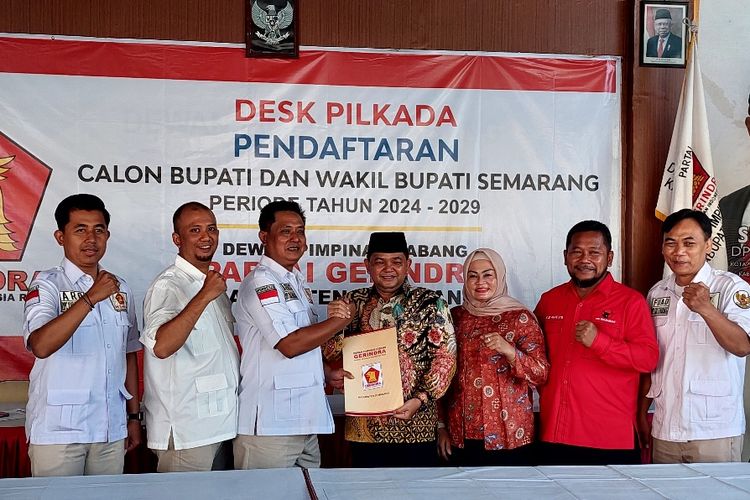 Ketua DPC PDI Perjuangan Kabupaten Semarang Ngesti Nugraha mengembalikan formulir di DPC Gerindra