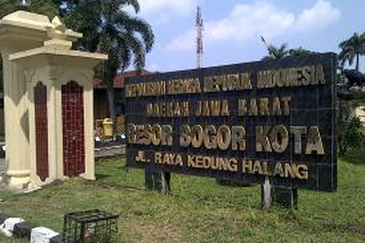 Pemilihan Walikota Bogor hari ini diselenggarakan di seluruh penjuru kota Bogor.Pengawalan keamanan oleh kepolisian telah dilakukan sejak pengiriman logistik sampai nanti saat hasil pemilihan dikembalikan ke Komisi Pemilihan Umum (KPU)Bogor ,Bogor,Sabtu (14/9/2013)