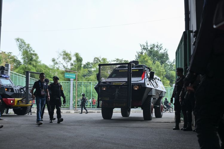 Kendaraan taktis (rantis) barracuda milik Kepolisian Brimob mengangkut pemain Persib Bandung dalam laga derbi melawan Persija Jakarta di Liga 1 2023-2024, pada 2 September 2023 di Stadion Stadion Patriot Candrabhaga, Bekasi. 