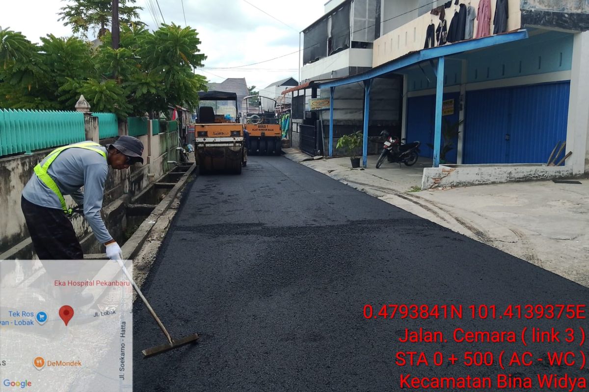 Pemerintah Kota (Pemkot) Pekanbaru mengaspal ulang Jalan Teluk Leok di Kecamatan Rumbai Timur setelah ditunggu masyarakat selama 10 tahun. 