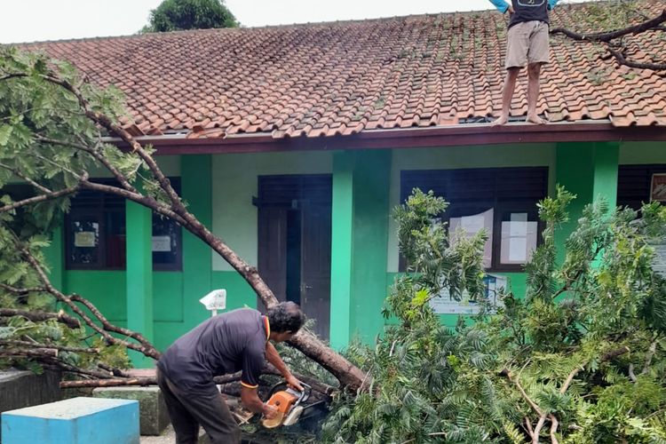 Angin puting beliung merusak bangunan SDN Cikurubuk, Buahdua, Sumedang, Jabar, Minggu (5/6/2022) sore. AAM AMINULLAH/KOMPAS.com