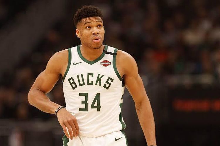 Pemain Milwaukee Bucks, Giannis Antetokunmpo, memimpin timnya memenangkan kejuaraan pada 2021 yang merupakan gelar pertama klub itu sejak 1971.