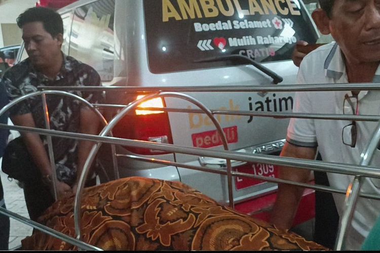 Jenazah Mariana dibawa ke Surabaya menggunakan ambulan, Senin (20/11/2023)