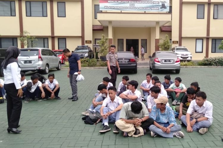 Petugas kepolisian mengamankan sejumlah pelajar yang hendak berangkat ke Jakarta untuk ikut berdemo, di Stasiun Bogor, Rabu (25/9/2019). Para pelajar itu diamankan setelah melawan petugas saat diminta untuk membubarkan diri dan malah merusak mobil dinas kepolisian yang melintas.