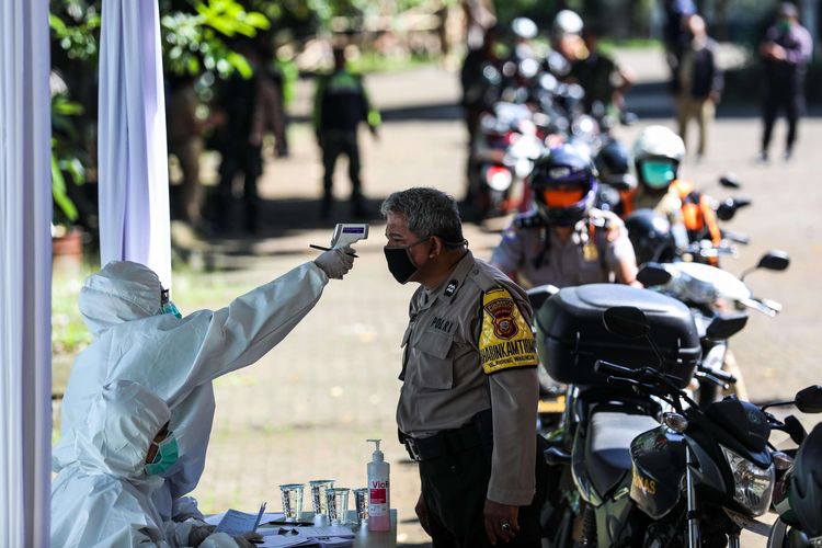 Petugas Dinas Kesehatan Kota Bogor melakukan uji cepat (rapid test) massal Covid-19 dengan skema drive thru di halaman GOR Pajajaran, Bogor, Jawa Barat, Selasa (7/4/2020). Database crisis center COVID-19 kota Bogor melaporkan pada hari sabtu (4/4/2020) tercatat ada sebanyak 41 pasien positif virus corona, dan dari jumlah tersebut sebanyak 7 pasien meninggal dunia serta 34 pasien dalam perawatan rumah sakit.