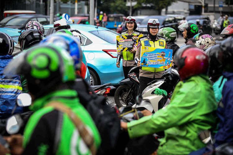 Petugas kepolisian dari direktorat lalu lintas (Ditlantas) Polda Metro Jaya menyosialisasikan penerapan sistem tilang elektronik atau electronic traffic law enforcement (ETLE) untuk kendaraan roda dua atau motor di Simpang Sarinah, Thamrin, Jakarta Pusat, Senin (3/2/2020). Untuk saat ini sistem ETLE untuk pengendara sepeda motor fokus pada penindakan tiga pelanggaran, yakni penggunaan helm, menerobos traffic light, dan melanggar marka jalan. Penerapan aturan tersebut telah resmi diberlakukan mulai Sabtu (1/2/2020).