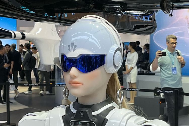 Robot humanoid AiMOGA yang dipamerkan Chery pada Auto Shanghai 2025