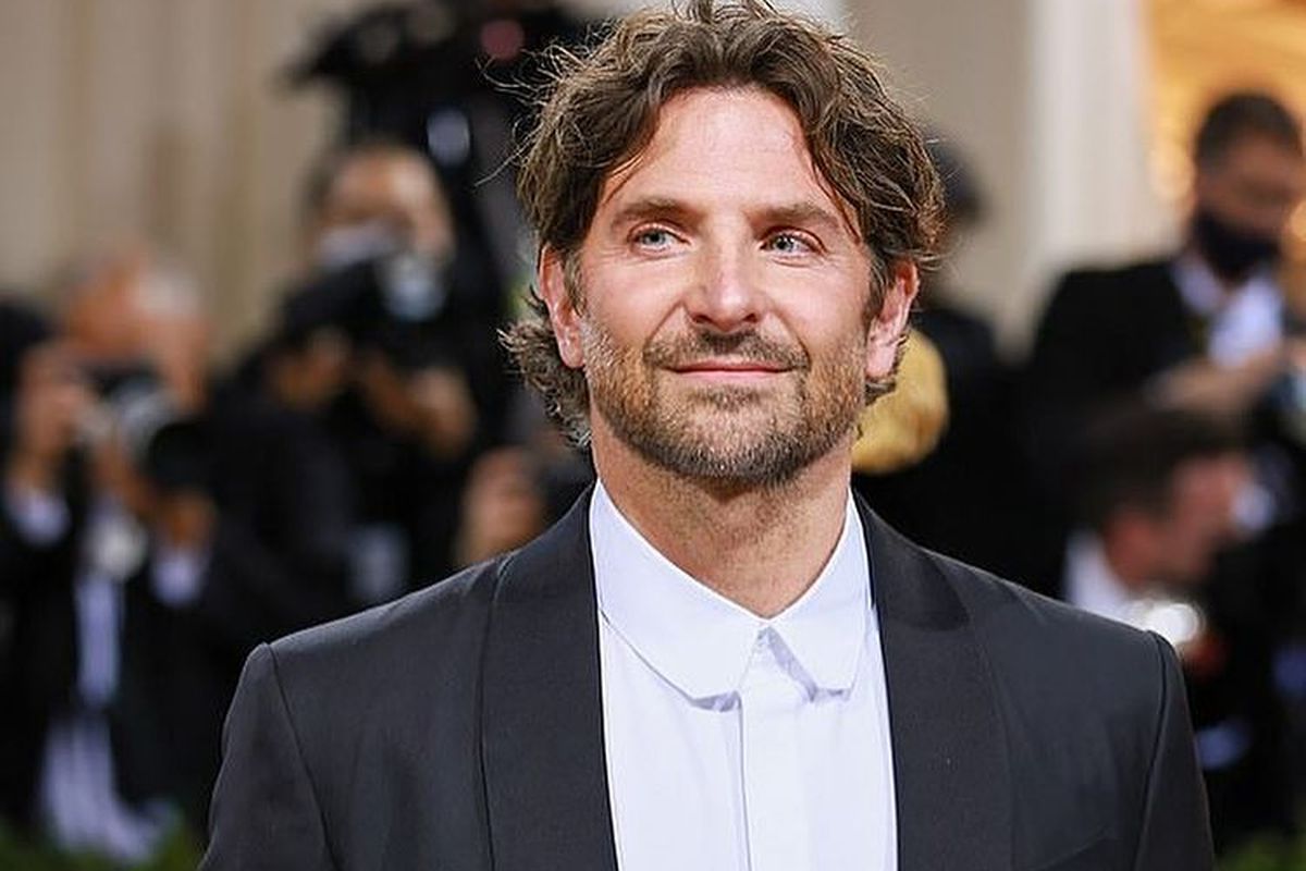 Bradley Cooper di Met Gala 2022, The Metropolitan Museum of Art, New York City, 2 Mei 2022.