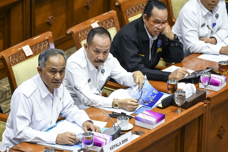 Kepala Badan Narkotika Nasional (BNN) Komjen Pol Heru Winarko (kiri) mengikuti Rapat Dengar Pendapat (RDP) dengan Komisi III DPR RI di komplek Parlemen, Jakarta, Kamis (21/11/2019). Rapat tersebut membahas rencana strategis BNN dan BNNP serta hasil pemeriksaan BPK semester I tahun 2019. ANTARA FOTO/Galih Pradipta/nz
