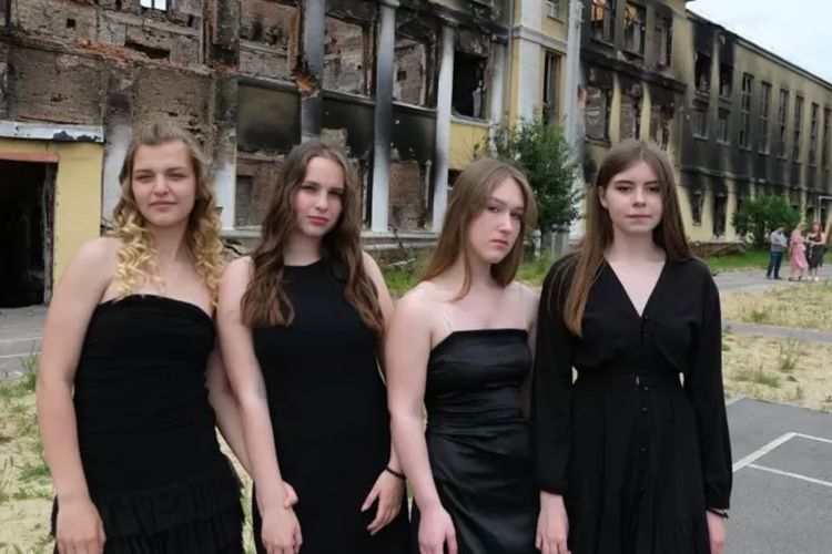 Para siswa di Ukraina rayakan kelulusan di reruntuhan bangunan sekolah.