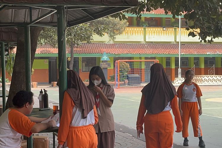Siswa Diminta Tetap Pakai Masker di Sekolah meski Pengap