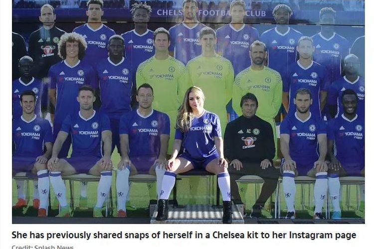 Miss BumBum Inggris, Jessica Lopes, mengenakan kostum Chelsea dan berpose di depan foto tim.