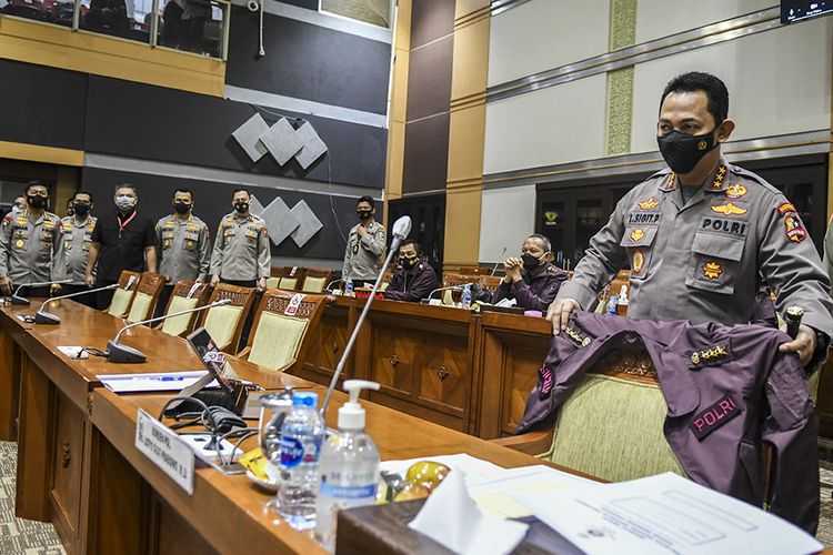 Kabareskrim Polri yang juga calon Kapolri Komjen Pol Listyo Sigit Prabowo (kanan) bersiap mengikuti Uji Kelayakan dan Kepatutan Calon Kapolri di ruang Komisi III DPR, Kompleks Parlemen, Jakarta, Rabu (20/1/2021). Calon Kapolri Komjen Pol Listyo Sigit Prabowo merupakan calon tunggal Kapolri yang diajukan Presiden Joko Widodo ke DPR untuk menggantikan Jenderal Pol Idham Aziz yang memasuki masa pensiun.