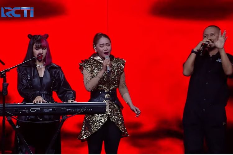 Penampilan kolaborasi (dari kiri) Isyana Sarasvati, Inul Daratista, dan band Deadsquad di malam penanugerahan AMI Awards 2022, Kamis (13/10/2022).