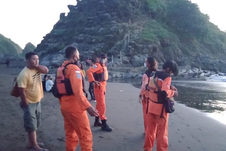 Tim dari Basarnas Jember saat melakukan pencarian terhadap korban yang tenggelam di pantai payangan Minggu (11/4/2021)