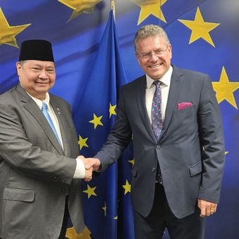 Menteri Koordinator Bidang Perekonomian Airlangga Hartarto melakukan pertemuan bilateral dengan European Union Commissioner for Trade and Economic Security Maro? ?ef?ovi? di  Berlaymont Building, Brussels, Belgia, Jumat (6/6/2025),