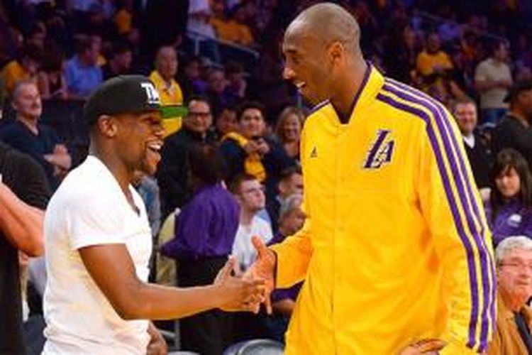 Pebasket Los Angeles Lakers, Kobe Bryant (kanan) bersalaman dengan petinju profesional Amerika Serikat, Floyd Mayweather Jr.