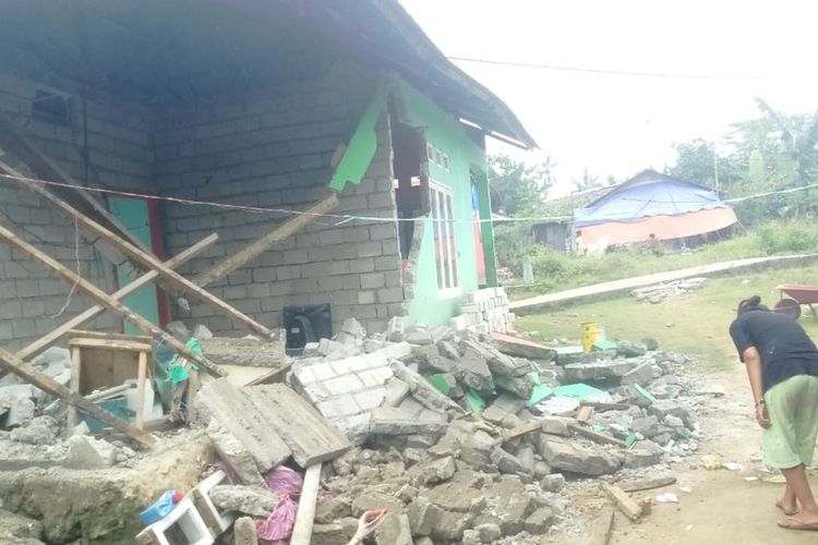 Kondisi pengungsi di dusun Ujung Batu, Desa Waai, Kecamatan Salahutu, Kabupaten Maluku Tengah sangat memprihatinkan. Hingga Selasa (1/10/2019) belum ada fasiltas MCK maupun air bersih yang ada di dusun tersebut