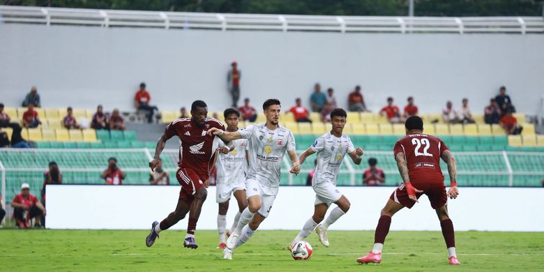 Kerim Palic menguasai bola dalam laga pekan ke-11 Super League 2025-2026 PSM Makassar vs Madura United di Stadion BJ Habibie, Parepare, Minggu (2/11/2025).