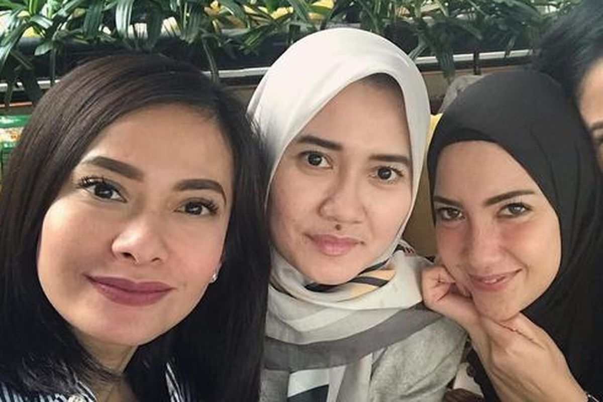 Pesinetron Tia Ivanka (kanan) yang terkenal berkat sinetron Tuyul dan Mbak Yul