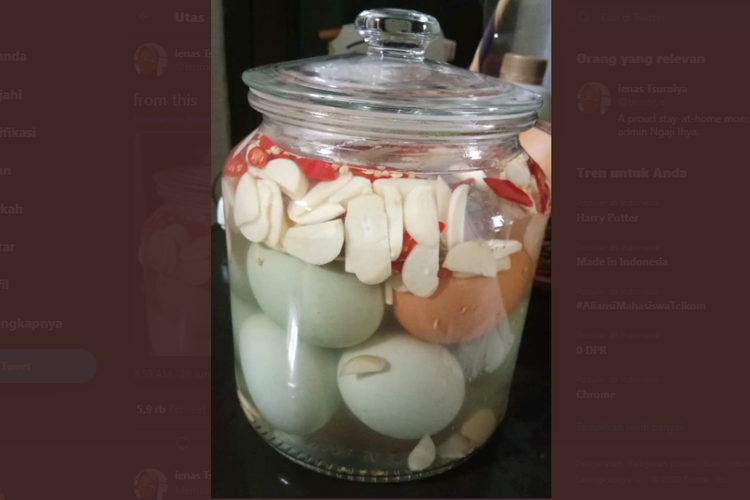 Tangkapan layar telur asin yang direndam dengan air garam panas, bawang putih, dan cabai.