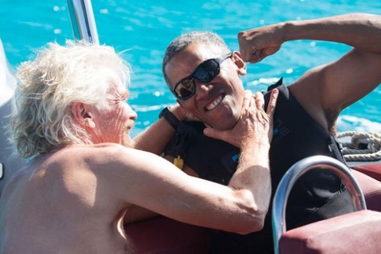 Presiden ke-44 AS Barack Obama bercanda dengan pengusaha Sir Richard Branson saat dia berlibur di pulau pribadi milik sang pengusaha di British Virgin Island, Karibia.