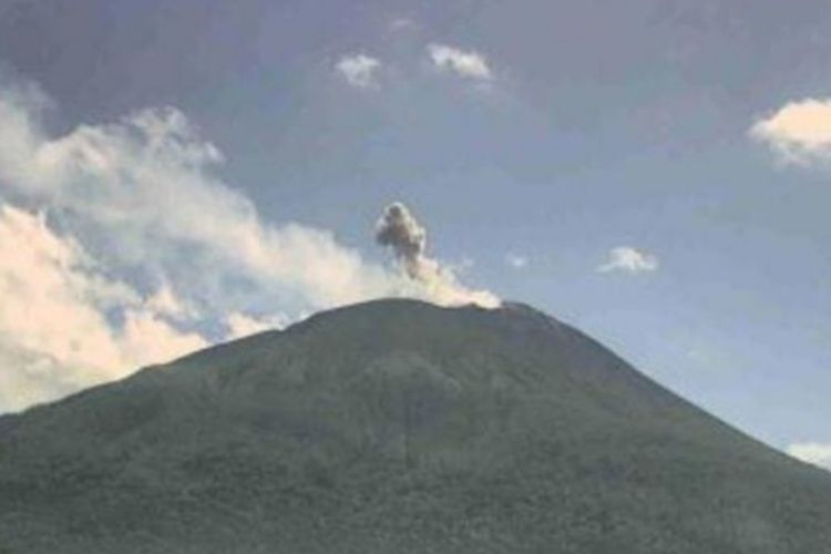Foto: Gunung Ile Lewotolok di Kabupaten Lembata, Nusa Tenggara Timur (NTT) meletus pada Selasa (25/4/2023).