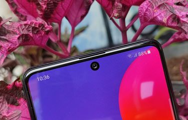 Galaxy M62 dibekali kamera depan 32 MP (f/2.2). Selain berguna untuk selfie, kamera depan ini juga bisa difungsikan sebagai face unlock untuk membuka kunci layar ponsel. 