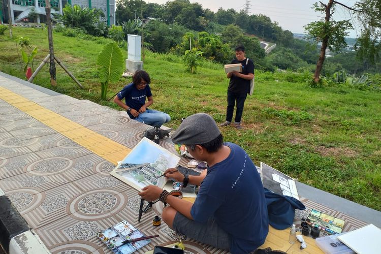 Salah satu partisipan Sketbuk sedang menyeket dan mewarna di halaman Gedung Rektorat Kampus 3 UIN Walisongo Semarang, Minggu (10/4/2022).