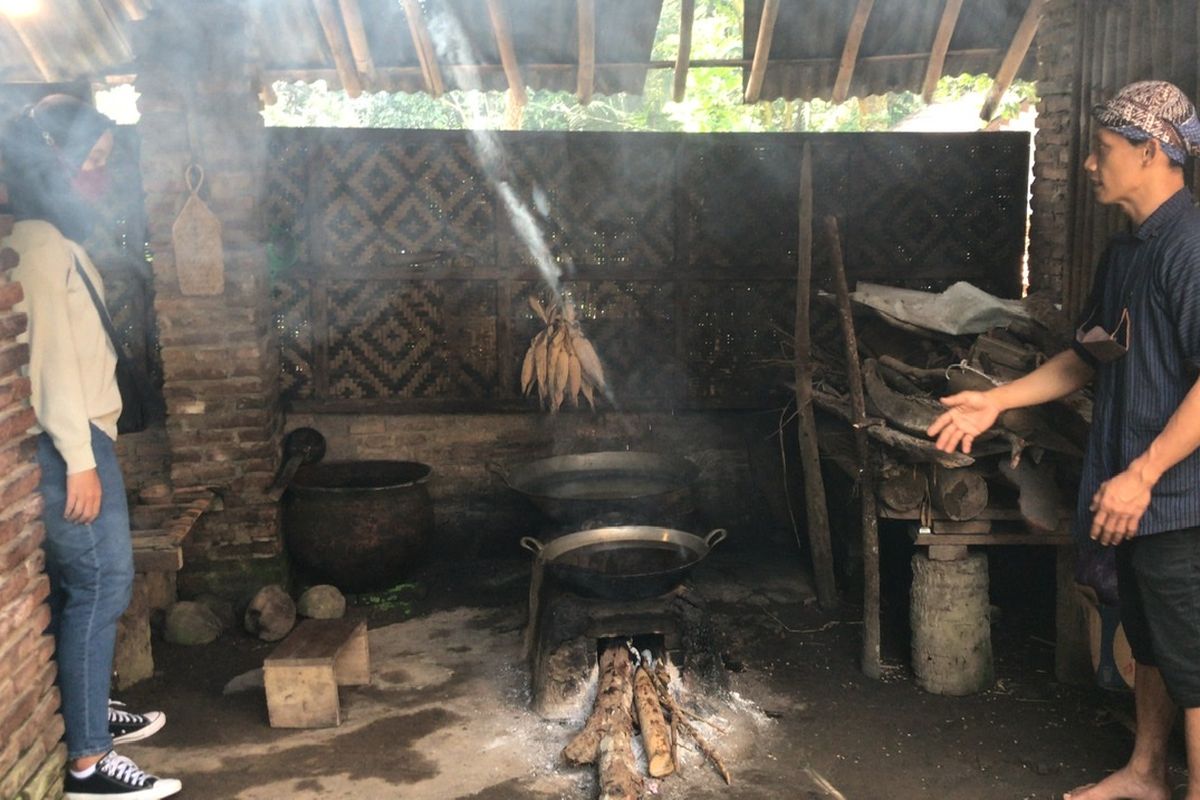 Pengelola Gubuk Kopi Borobudur, Agus Prayitno (36) menjelaskan pembuatan gula jawa merah di Gubuk Kopi Borodudur, Dusun Sendaren, Karangrejo, Borobudur, Magelang, Jawa Tengah pada Jumat (13/5/2022) pagi.