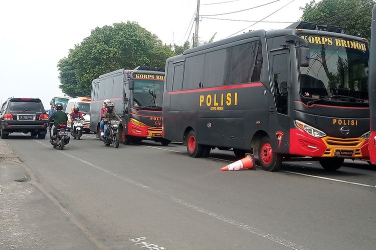 Satlantas Polres Bogor mengembalikan sistem one way setelah kanalisasi gagal diujicobakan di sepanjang Jalan Raya Puncak Bogor Jawa Barat, Minggu (27/10/2019).