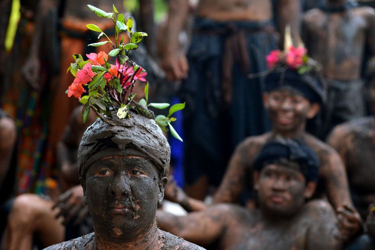 Sejumlah warga mengikuti tradisi Mebuug-Buugan atau mandi lumpur di Desa Kedonganan, Badung, Bali, Kamis (23/3/2023). Tradisi Mebuug-Buugan yang dilakukan setelah Hari Raya Nyepi tersebut dilakukan sebagai simbol menghilangkan kekotoran atau hal-hal negatif.