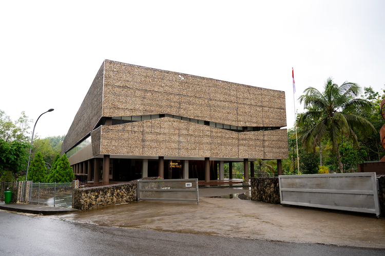 Amphiteater, auditorium, dan fasilitas lainnya di Museum Song Terus, Pacitan, Jawa Timur, bisa disewa publik untuk kegiatan berkesenian dan kebudayaan.