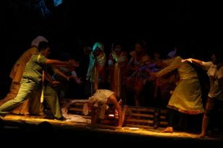 Teater Studio One, SMA N I Kudus, terpilih sebagai grup teater terbaik pada Festival Teater Pelajar tingkat SMA se-Kabupaten Kudus, 16-17 November 2013.