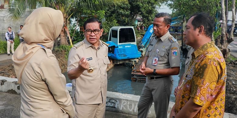 Gubernur DKI Jakarta Pramono Anung meninjau pengerukan Kali Irigasi Bekasi Tengah, Cakung, Jakarta Timur, Senin (7/7/2025). 