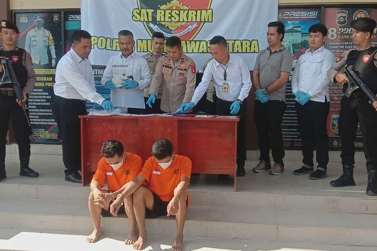 Adiansah (32) dan Arafik Safutra (30) kakak beradik yang ditangkap Polres Muratara lantaran membuat koten youtube prediksi nomor togel, Senin (15/5/2023).