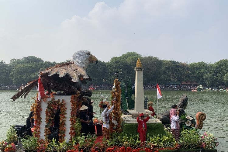 Tukar Botol Plastik untuk Naik Perahu dari Sampah di Danau Sunter